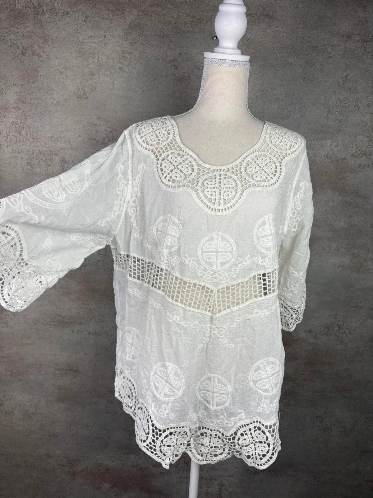🌸 Blouse blanche à motifs brodés Taille 40/L 🌸